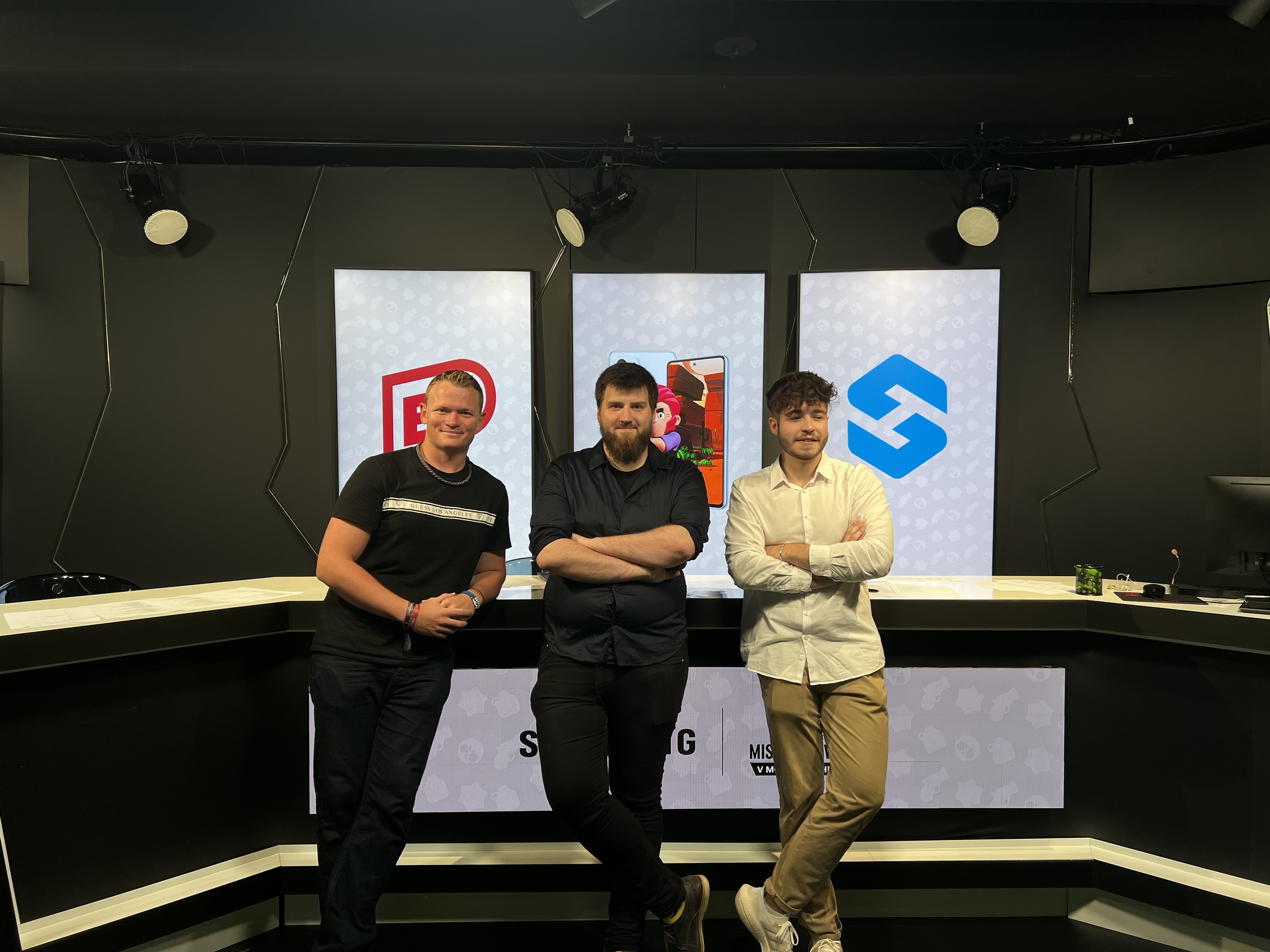 Trojice komentátorů, veprostřed Skeri