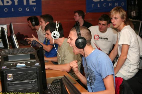 OX Gaming slaví vítězství, fandili jim i Shockwave (v pozadí)