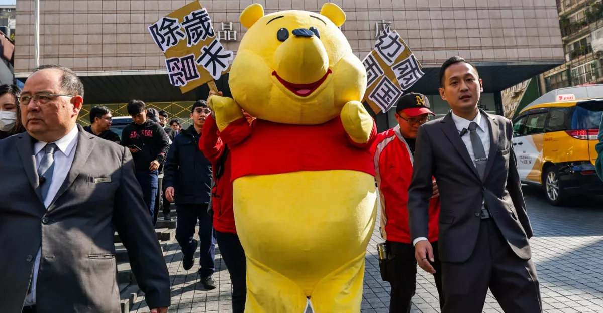 Protičínský demonstrant v kostýmu Medvídka Pú během demonstrace na Tchaj-wanu