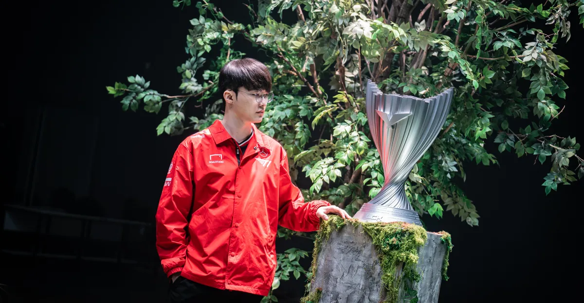 Faker vedle LCK trofeje