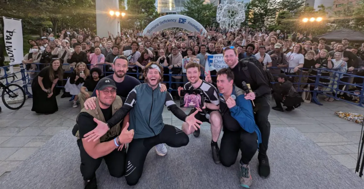 Connor v cílové destinaci po patnácti dnech na kole (Tokio)