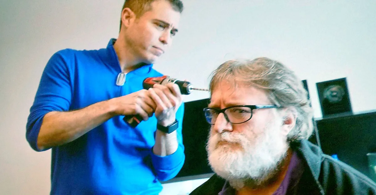 Generální ředitel společnosti Valve Gabe Newell předstírá, že si nechává vyvrtat do hlavy díru pro rozhraní mezi mozkem a počítačem