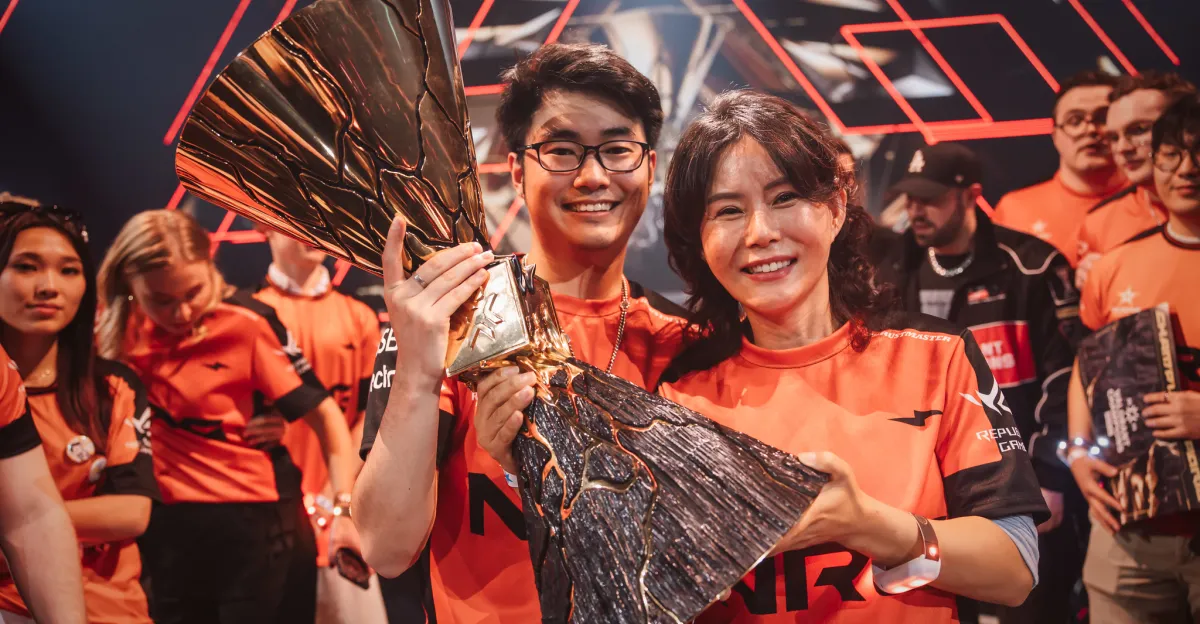  Sam „s0m“ Oh a jeho máma s trofejí