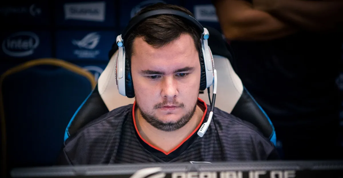 Ladislav „GuardiaN“ Kovács v barvách FaZe Clan.