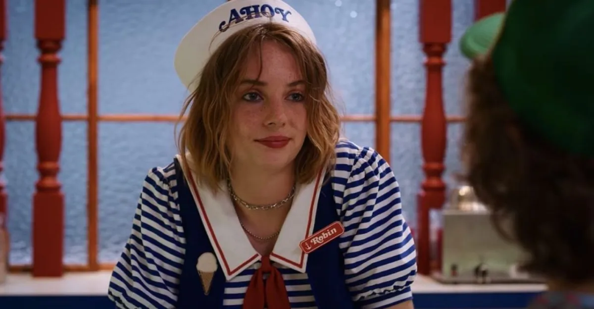 Maya Hawke v roli Robin Buckley ve Stranger Things