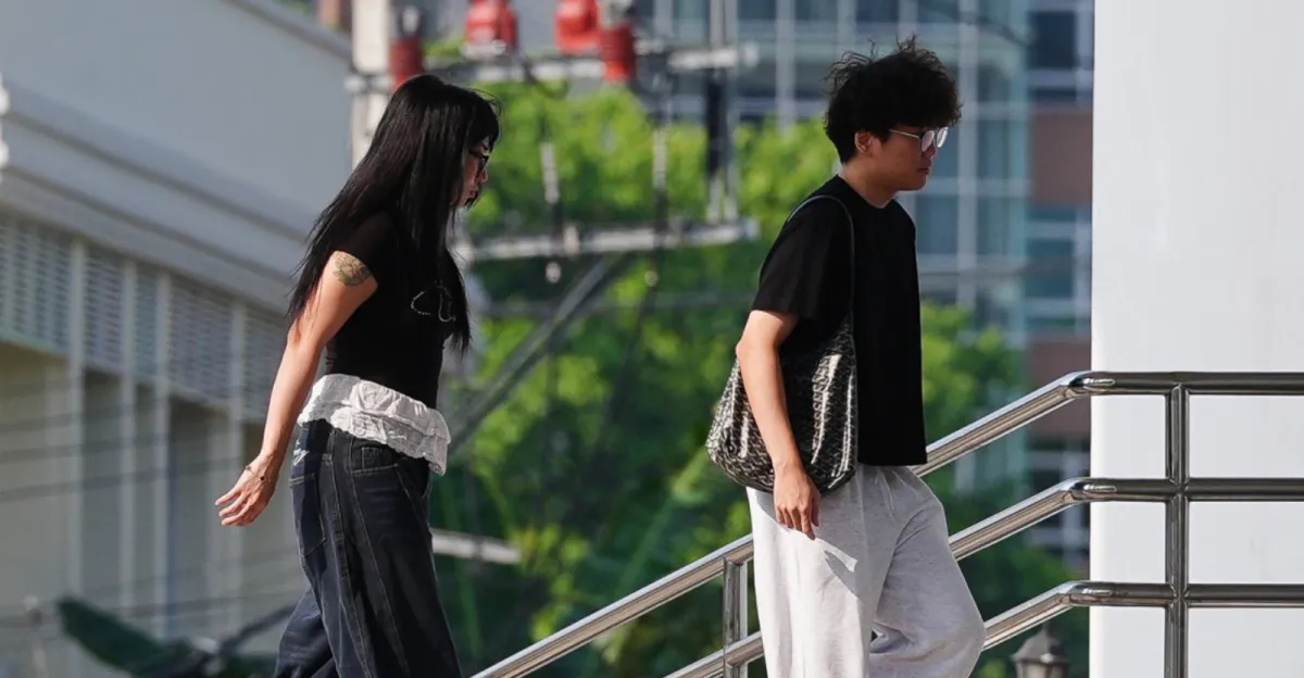 Naphat „Tokyogurl“ Warasin (vlevo) a Chaiyo, alias Cheerio, vcházejí v úterý do budovy soudu Pathumwan Kwaeng