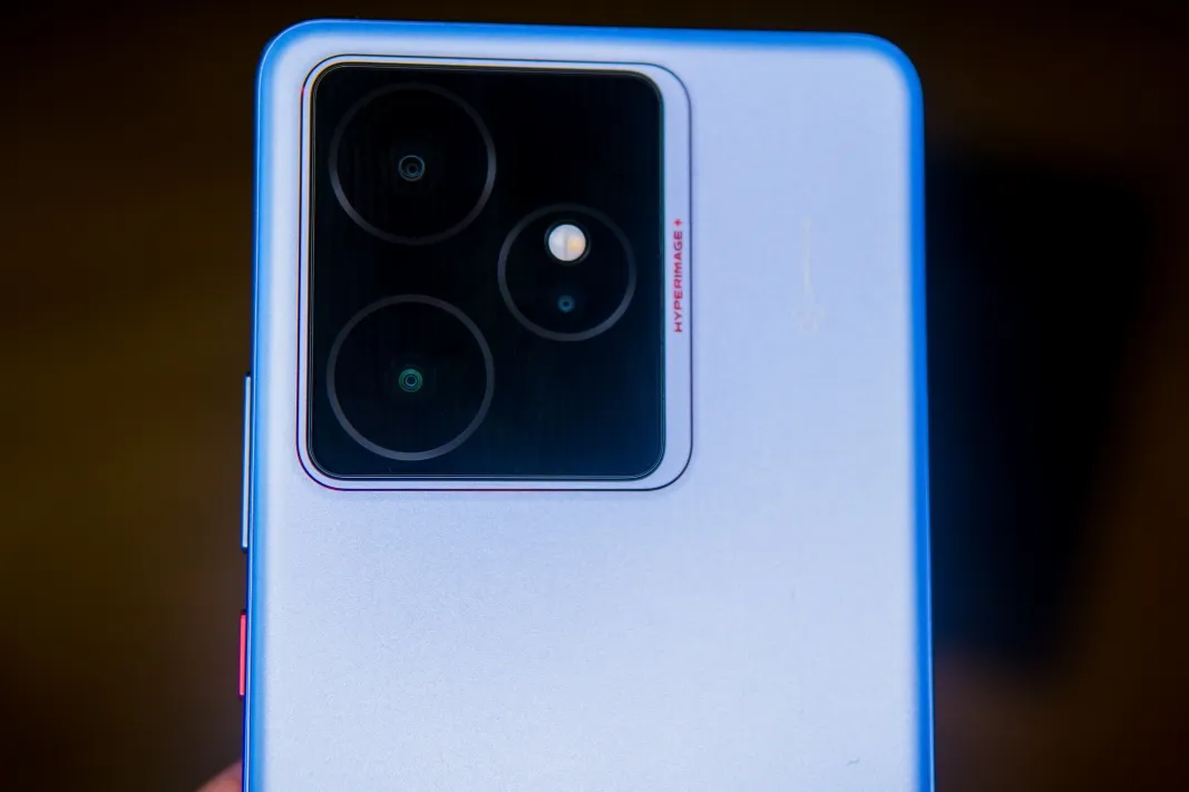 Realme GT 7 je konkurencí pro Apple iPhone 16.