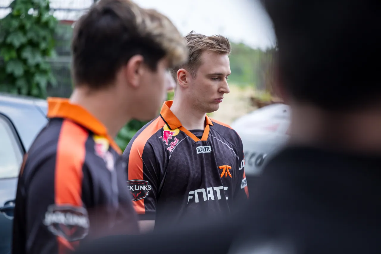 Humanoid míří na lavičku