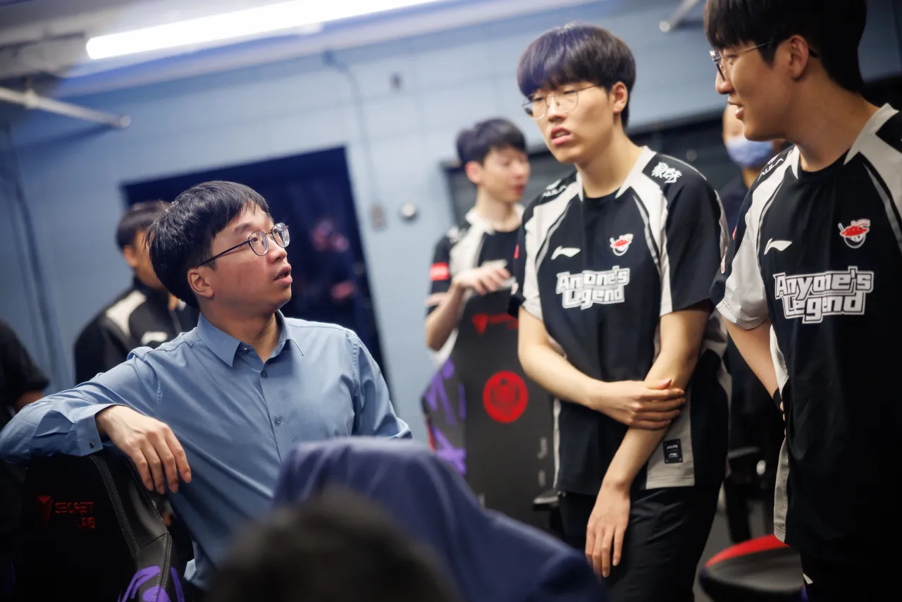 Wong "Tabe" Pak Kan radí jeho hráčům