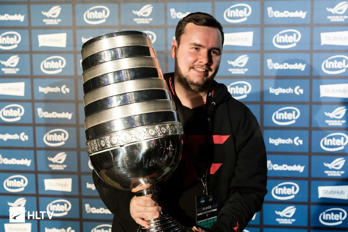 Ladislav „GuardiaN“ Kovács s trofejí z ESL One New York