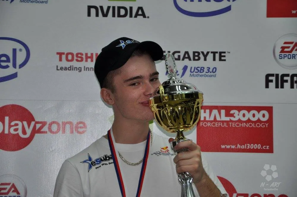 Erik „hakkiJunior“ Leštach