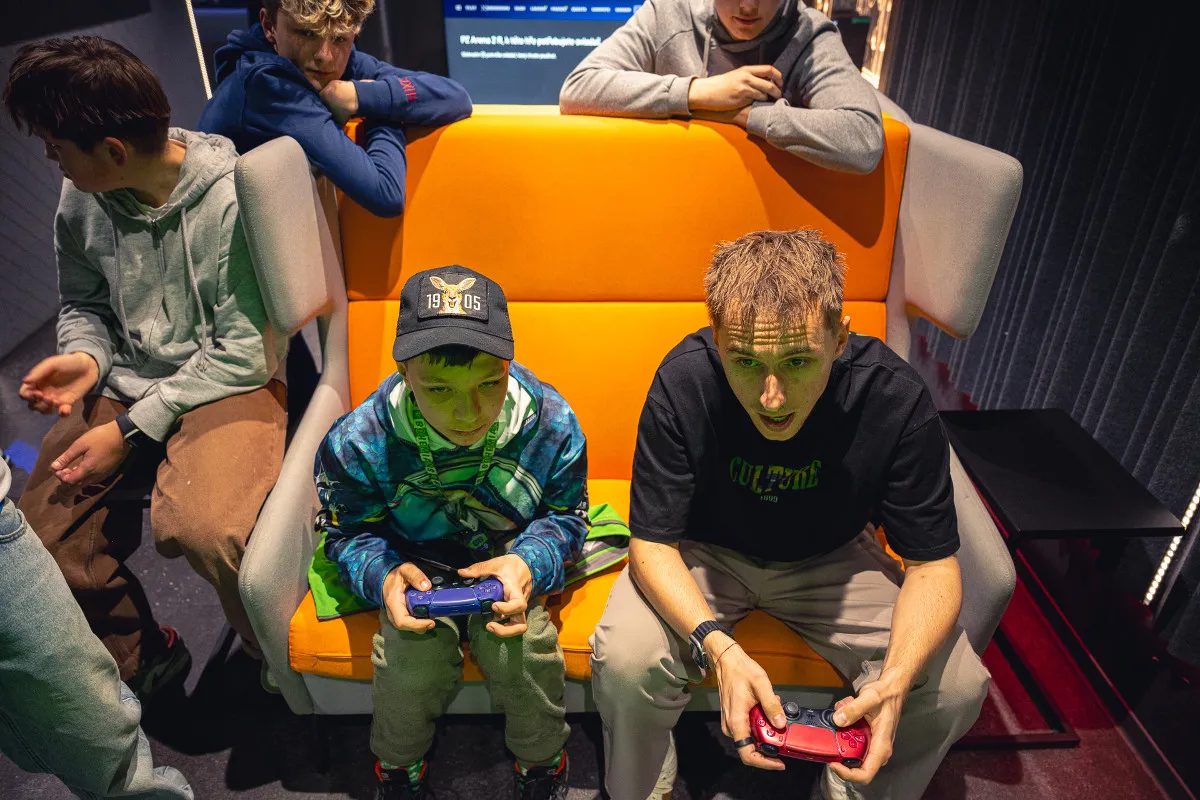 Gudu hraje s fanouškem