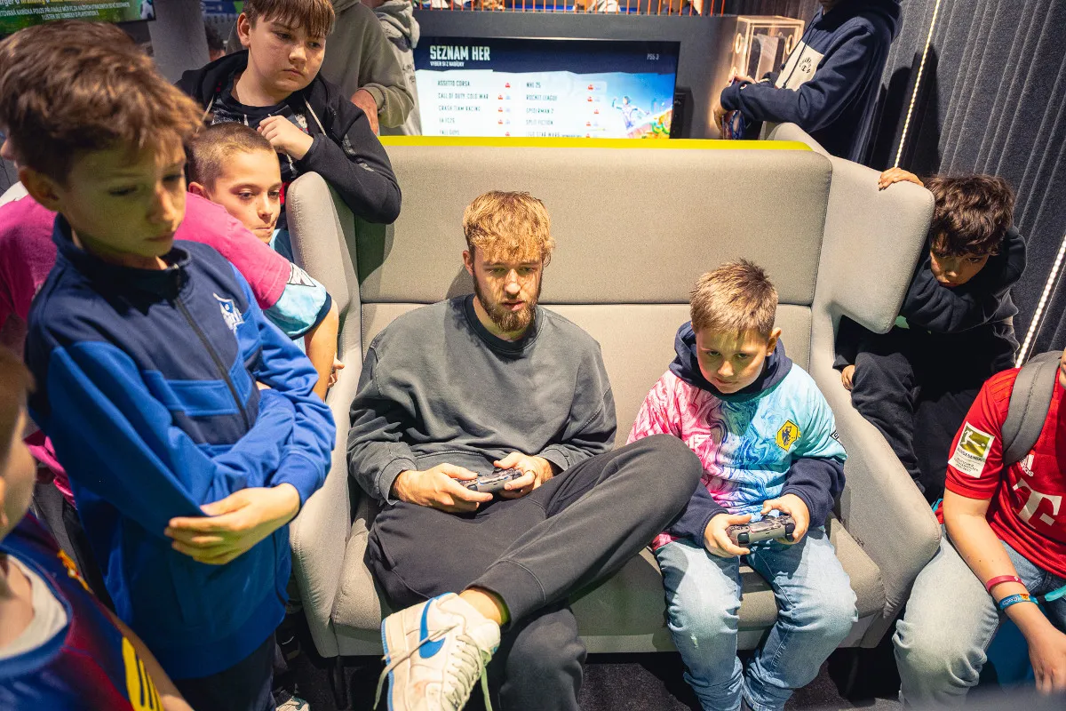 Mich Sako hraje s fanouškem