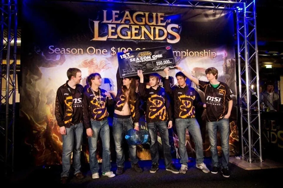 Mistrovský tým fnatic (Cyanide třetí zprava)